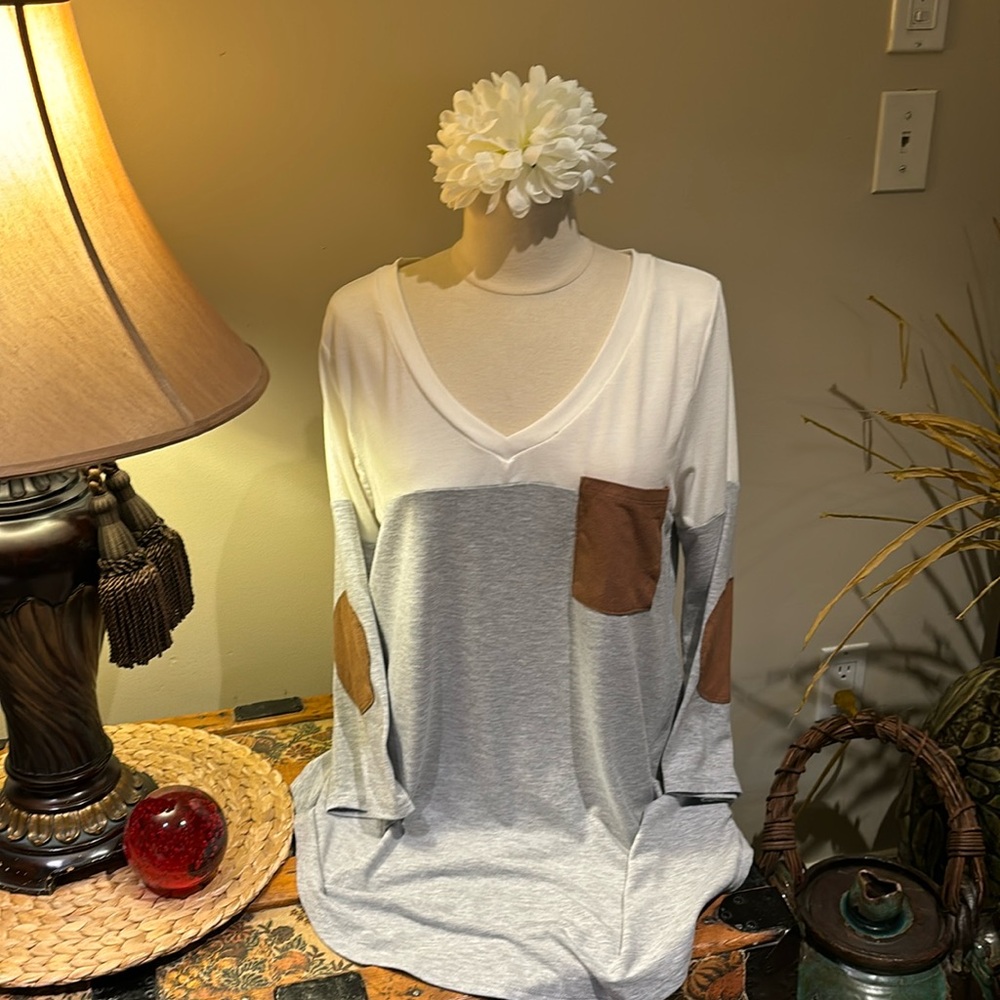 V-neck t-shirt